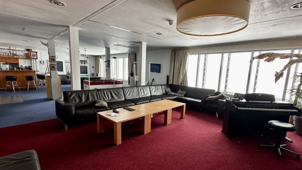 Im großen Wohnzimmer, der Lounge, gibt es einen Kicker, einen Billardtisch, ein E-Piano und viele Spiele.