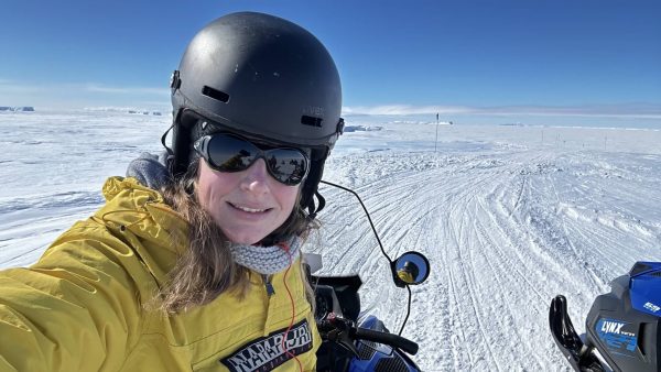 Sobald das Wetter es erlaubt, düst Steffi mit dem Schneemobil los. Sie erforscht das Eis auf dem Meer.